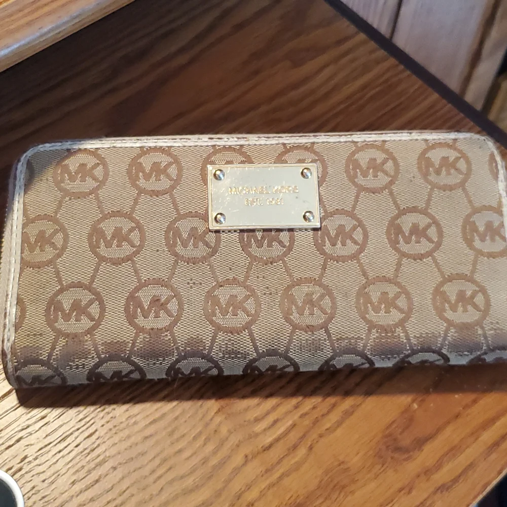 Michael Kors Wallet - Picture 2 of 9